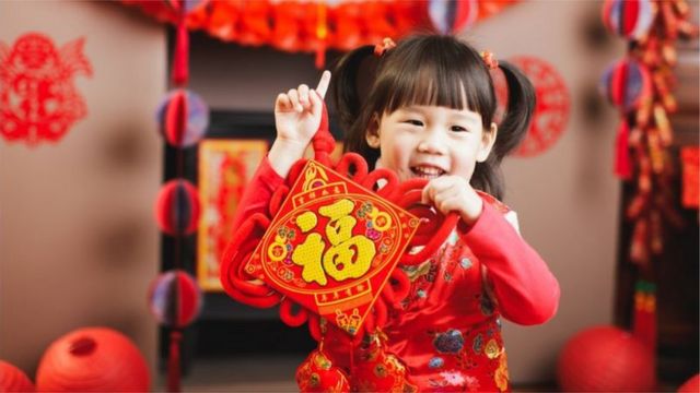 เด็กผู้หญิงใส่ชุดจีน